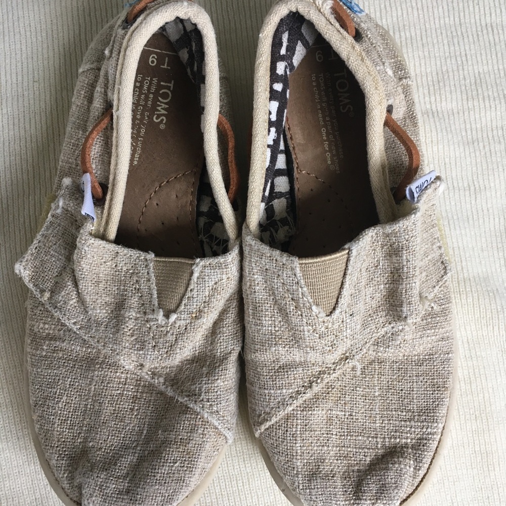 Size 9T Tom’s boat shoes